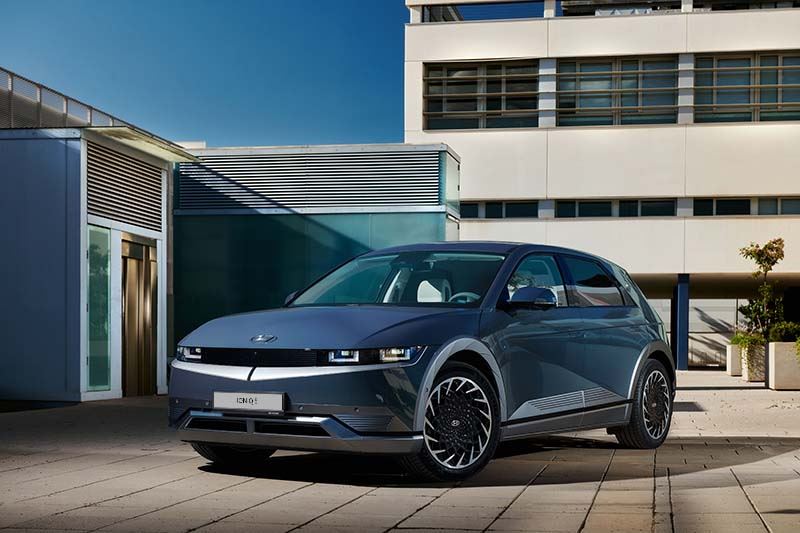 Advocatie.nl over de IONIQ 5: Als je ernaast staat zie je pas hoe groot de IONIQ 5 in werkelijkheid is.