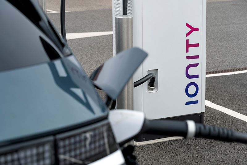 Advocatie.nl over de IONIQ 5: In vijf minuten ‘tank’ je aan de juiste (IONITY-) laadpaal 100 km bereik.