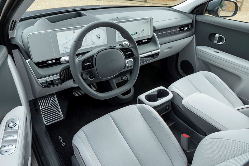 Advocatie.nl over de IONIQ 5: Het dashboard is fris en modern, met twee doorlopende 12,3-inch touchscreens.