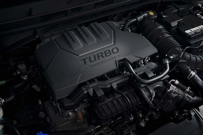 Het AD over de Hyundai BAYON: De 1,0 liter benzinemotor is extra zuinig dankzij 48 volt mild hybrid-technologie.