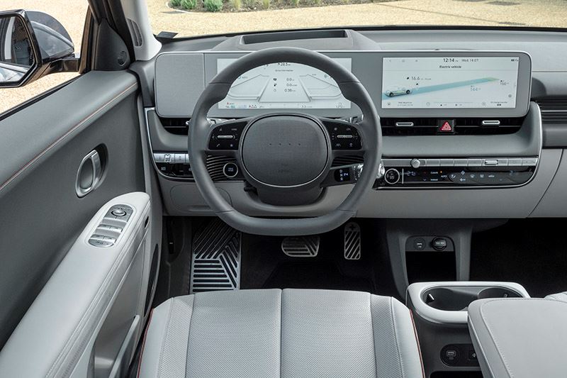 TopGear over de IONIQ 5: Eén woord krijgen we maar niet uit ons hoofd: Audi. Het IONIQ-interieur komt er erg dicht in de buurt.
