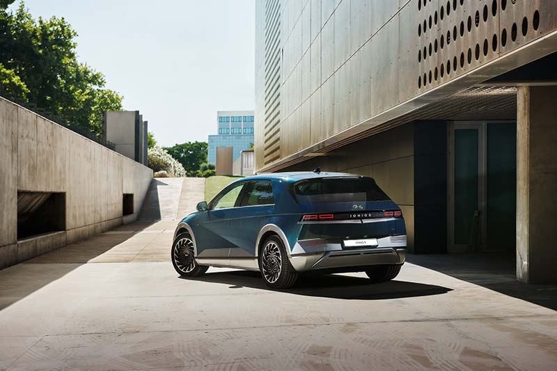 TopGear over de IONIQ 5: De meedraaiende hoofdjes als je langsrijdt bevestigen dat ie er echt onderscheidend uitziet.