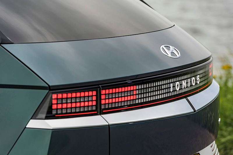 De Volkskrant over de IONIQ 5: Deze elektrische auto heeft ook zijn uiterlijk mee.