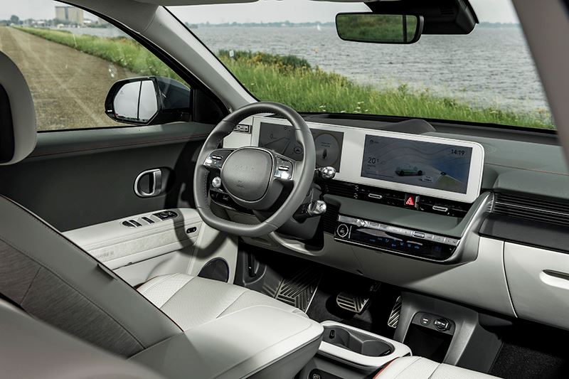 De Volkskrant over de IONIQ 5: Joekels van dashboardbeeldschermen en een grappig stuurtje zónder logo.