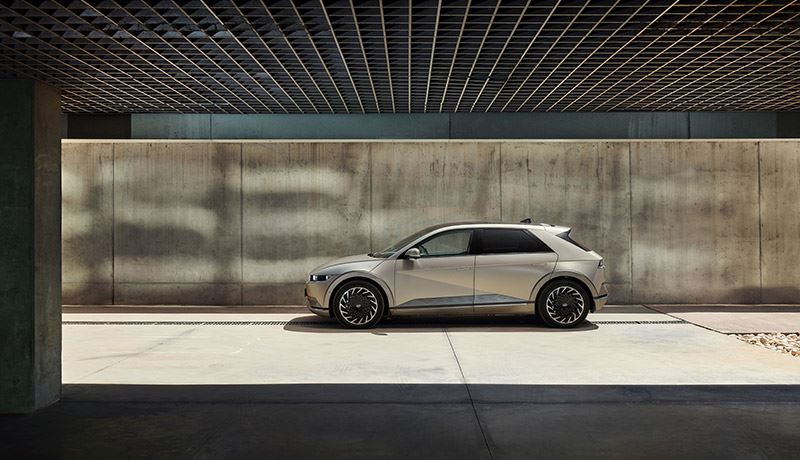 Dat de elektrische IONIQ 5 van Hyundai een heel bijzondere auto is, zie je direct aan zijn opvallende vormgeving.