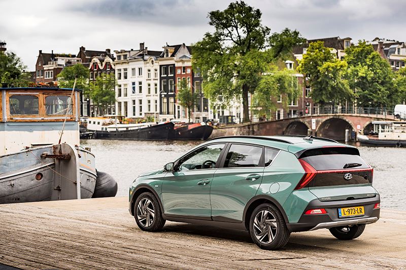 Auto Review over de Hyundai BAYON: ‘De carrosserie van de BAYON helt nauwelijks over’.