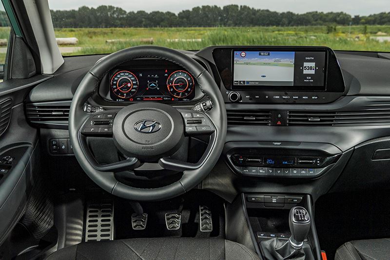 Auto Review over de Hyundai BAYON: ‘Hij heeft een lage afschrijving en is het goedkoopst in de verzekering en wegenbelasting’.
