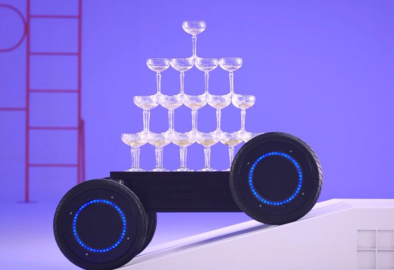 De Mobile Eccentric Droid (MobED) van Hyundai kan prima uit de voeten op hellende en oneffen wegdekken.