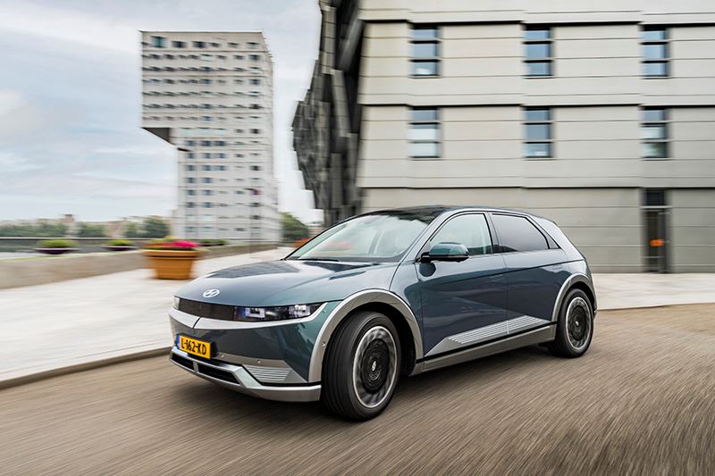 TopGear over de IONIQ 5: Hij ziet er tegelijk retro én futuristisch uit.
