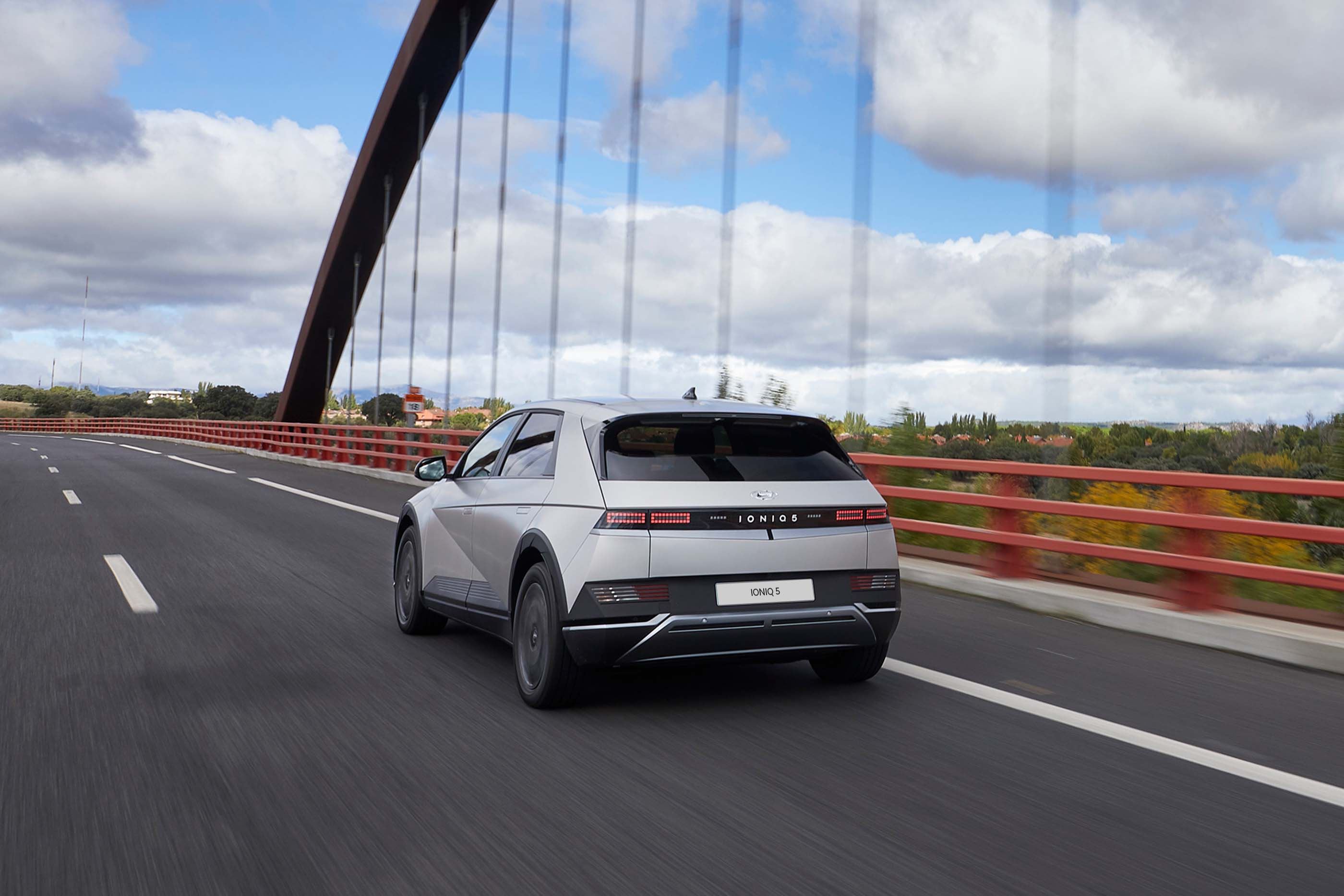 ‘Bij plankgas vanuit stilstand brengen de vier wielen het totale vermogen over op het asfalt. De IONIQ 5 stormt in slechts 5,2 seconden naar de honderd.’