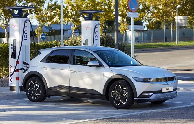 ‘Aan de snellader verdient de IONIQ 5 extra punten met zijn maximum laadvermogen van 220 kW.'