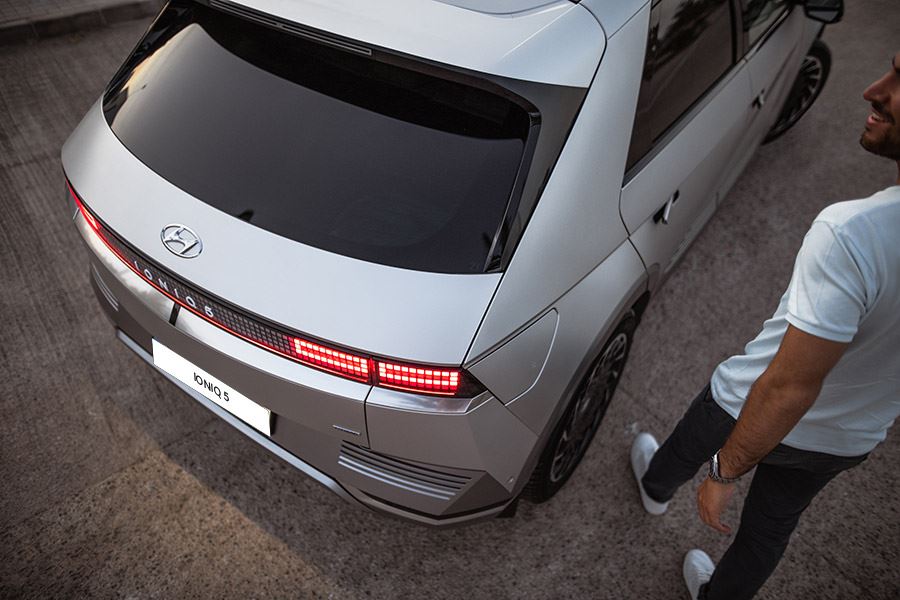 Een grijze IONIQ 5: een brede doelgroep associeert deze kleur met stijl en luxe.