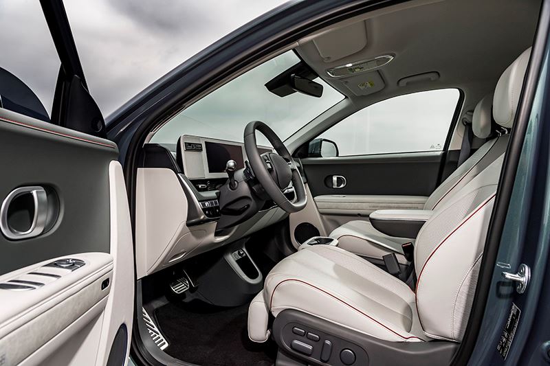 In het interieur van de IONIQ 5 zijn volop ecologische materialen toegepast.