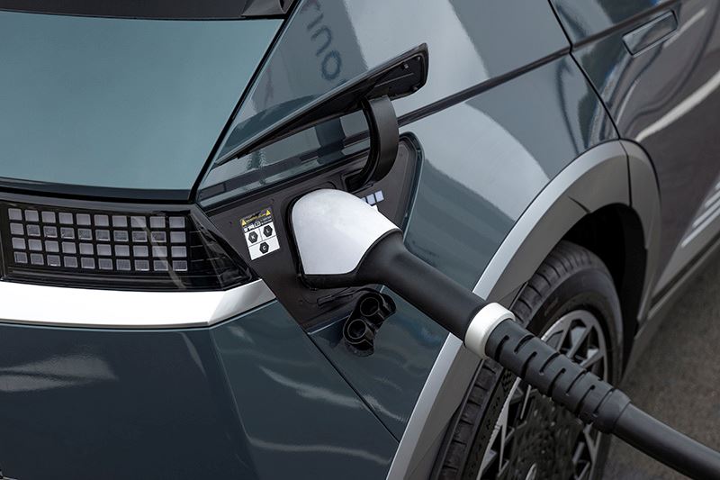 Dankzij het 800V-systeem laadt de IONIQ 5 ultrasnel op.