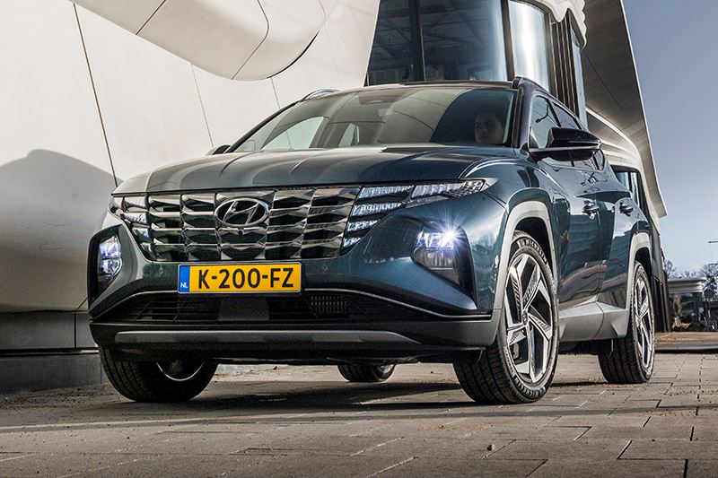 De dagrijverlichting van de Hyundai TUCSON is fraai geïntegreerd in de grille en komt pas tevoorschijn wanneer die wordt ingeschakeld.