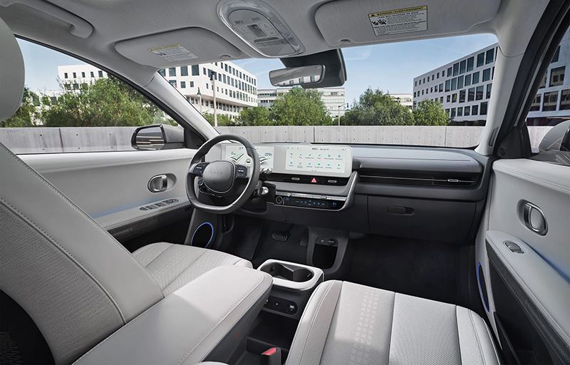 Het interieur van de IONIQ 5. De elektrische Hyundai is verkrijgbaar met keuze uit twee batterijpakketten en achterwiel- of vierwielaandrijving.