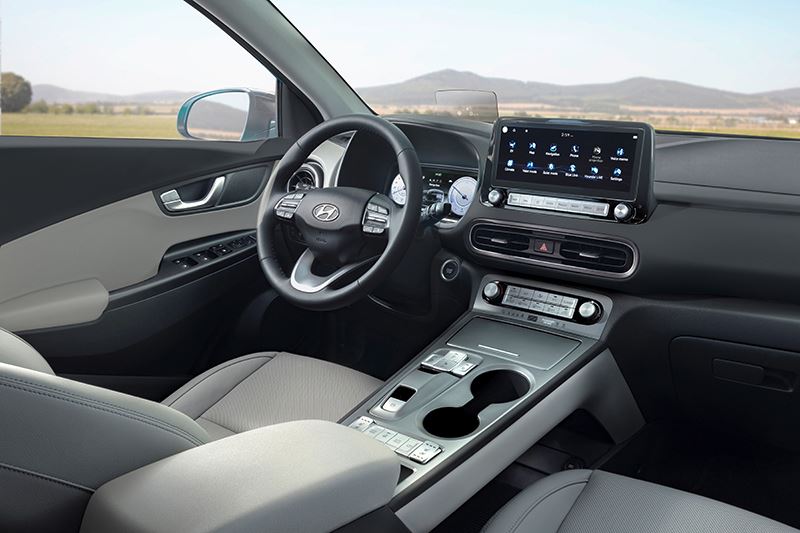 Vanbinnen kreeg de gefacelifte Hyundai KONA Electric een ander infotainmentscherm en een digitaal klokkencluster.