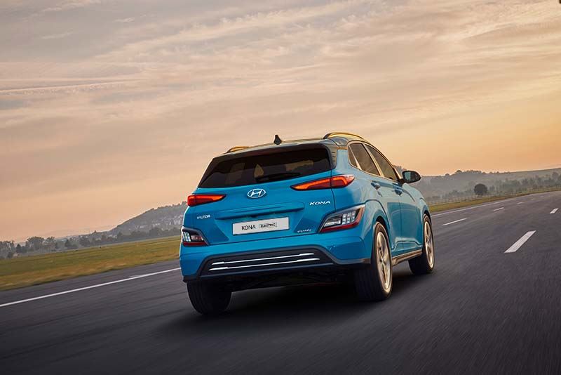 De Hyundai KONA Electric komt veel verder op een volle accu, is in de bediening veel prettiger en kost ook nog eens minder.