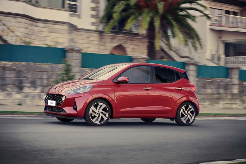 AutoWeek over de Hyundai i10: ‘Wat het weggedrag betreft valt er weinig aan te merken op de i10. Het voelt allemaal goed en evenwichtig aan’.
