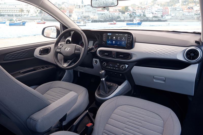 AutoWeek over de Hyundai i10: ‘Sterke punten zijn het ruime interieur, het mooie dashboard en de royale uitrusting’.