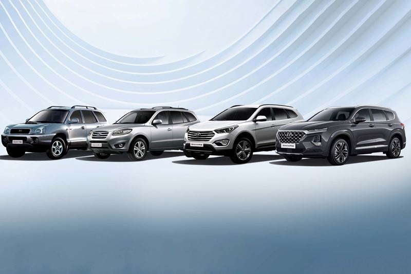 Vier generaties van de Hyundai SANTA FE op een rij. In 2020 presenteerde Hyundai de vijfde generatie van de terreinauto.