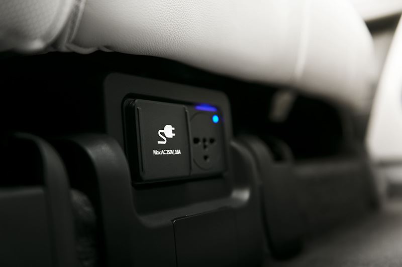 Je kunt de IONIQ 5 gebruiken als grote accu voor andere elektrische apparaten door middel van een 220V uitgang ín de auto.