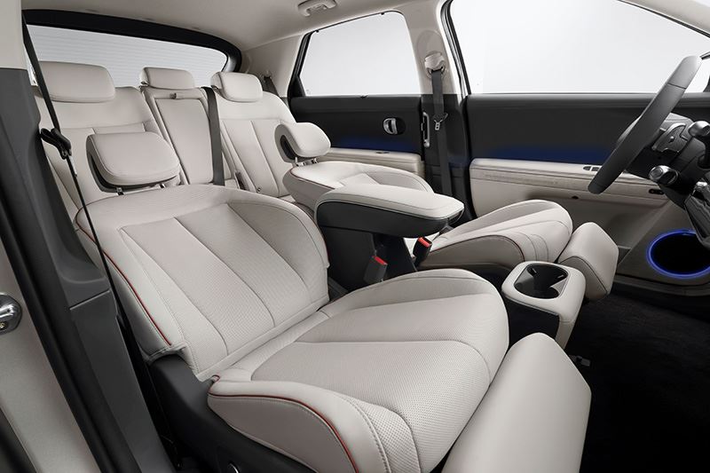 De fikse wielbasis van de IONIQ 5 vertaalt zich in het interieur in een flinke ruimte, zowel voor- als achterin.