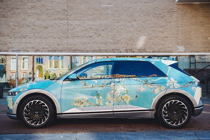 De Hyundai IONIQ 5 gehuld in een van de meest iconische meesterwerken van Vincent van Gogh, het schilderij “Amandelbloesem”.