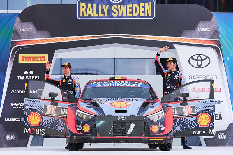 Thierry Neuville (rechts) en zijn navigator Martijn Wydaeghe vieren hun podiumplek in de Rally van Zweden.