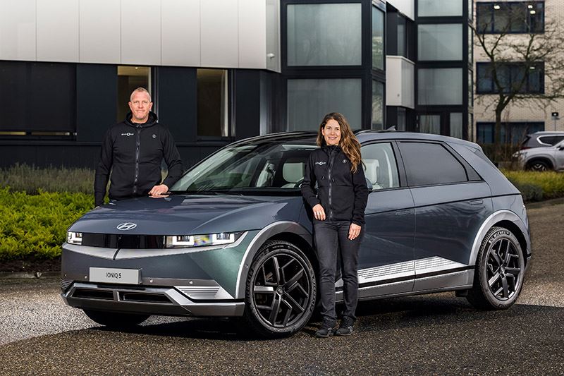Pascal van Erp en Veronika Mikos van Healthy Seas bij de IONIQ 5 waarin ze de komende tijd zullen rijden.