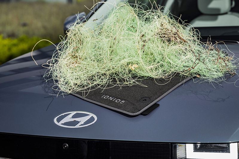 De vloermatten in de IONIQ 5 zijn gemaakt van ECONYL®-garen dat volledig gemaakt is van afval, zoals nylon van visnetten.