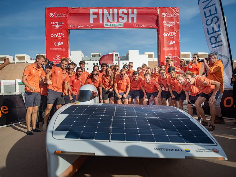 Brunel Solar Team en haar raceauto op zonne-energie Nuna (foto Hans-Peter van Velthoven).