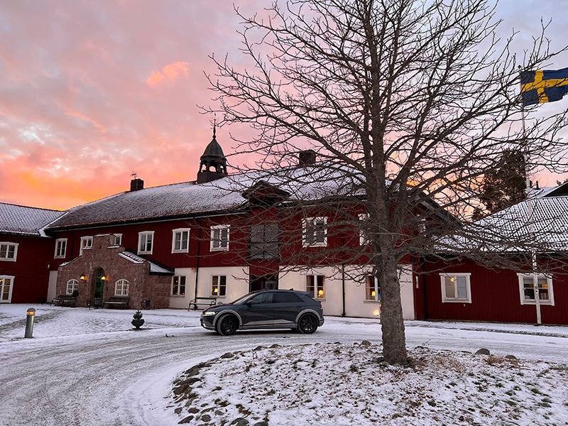 De elektrische IONIQ 5 van Hyundai tijdens zijn roadtrip door Zweden.