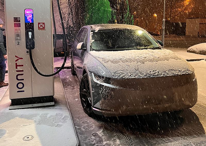 De elektrische IONIQ 5 van Hyundai tijdens zijn roadtrip door Zweden.