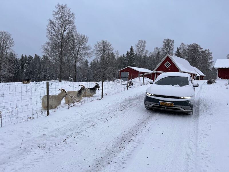 De elektrische IONIQ 5 van Hyundai tijdens zijn roadtrip door Zweden.