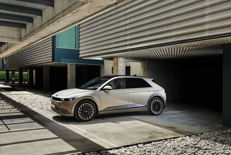 De IONIQ 5 levert premium prestaties dankzij een 800 volt-boordnet en kan snelladen met meer dan 200 kW.