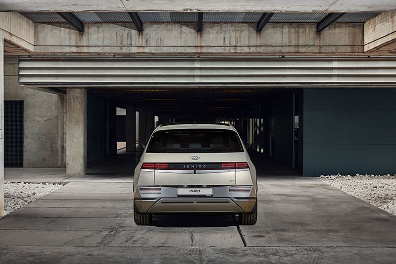 De IONIQ 5 is een soort supersized hatchback met een lengte van ruim 4,60 meter en een wielbasis van exact 3,0 meter.