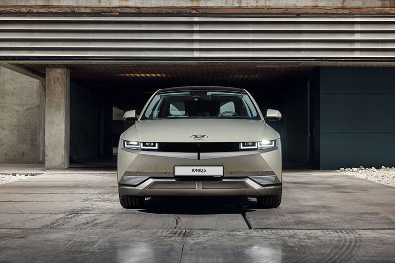 Als je de IONIQ 5 geparkeerd hebt en omkijkt naar die strakke neus met die gave koplampen, dan is het een auto om blij van te worden.