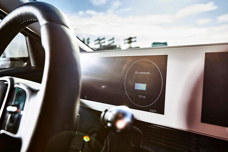 De IONIQ 5 is voorzien van Vehicle to Load-technologie (V2L). Daarmee kan de elektrische Hyundai stroom uit zijn eigen batterij gebruiken om andere elektrische apparaten van stroom te voorzien.