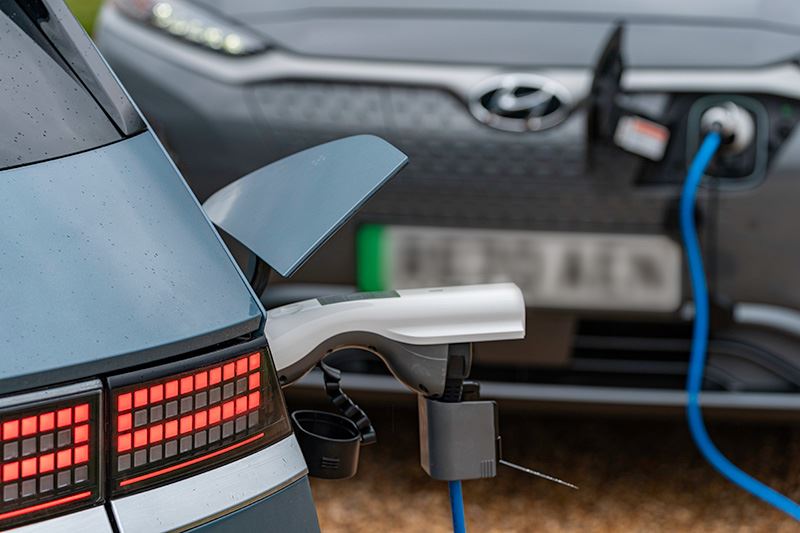 De IONIQ 5 kan ook stroom terug leveren. Met een speciaal tussenstuk kun je 230 volt met een stroomsterkte van 16A uit de accu halen.