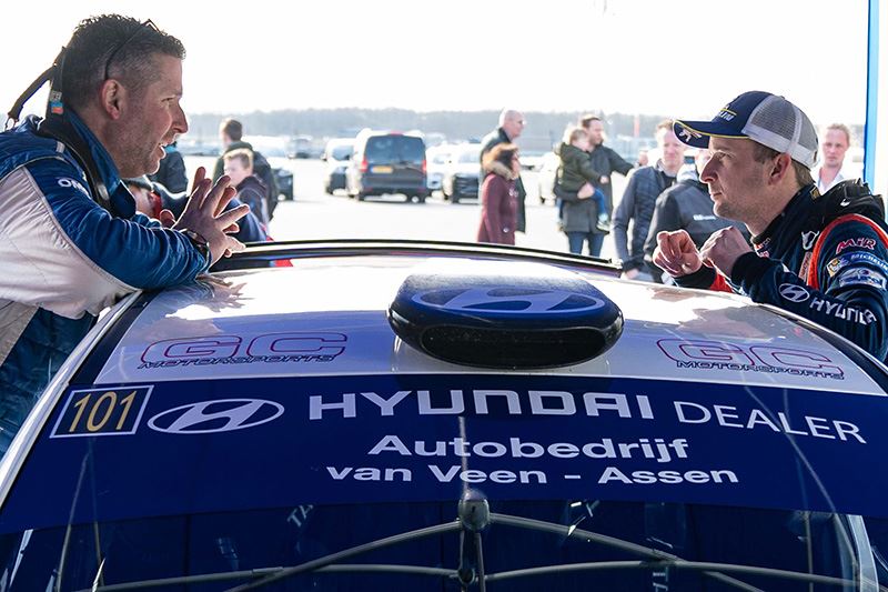 Navigator Erik de Wild (links) en Bob de Jong overleggen tijdens de service van JACK's Drenthe Rally (foto Marije van der Vliet).