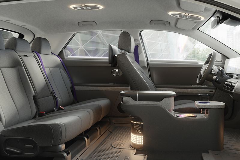 De lange wielbasis en de vlakke bodemvloer zorgen voor enorm veel interieurruimte en comfort in de IONIQ 5-robotaxi.