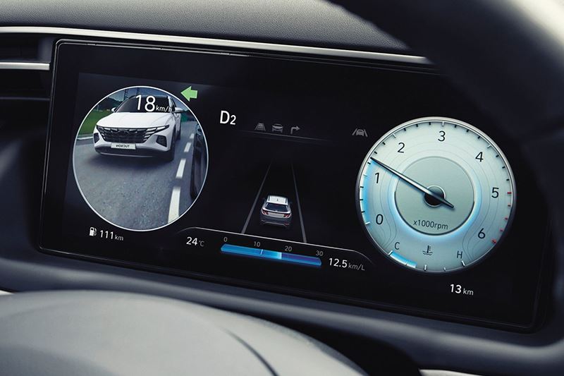 Ideaal voor caravantrekkers: zodra je de richtingaanwijzer van de Hyundai TUCSON activeert wordt het verkeer in de dode hoek op het digitale instrumentenpaneel getoond.