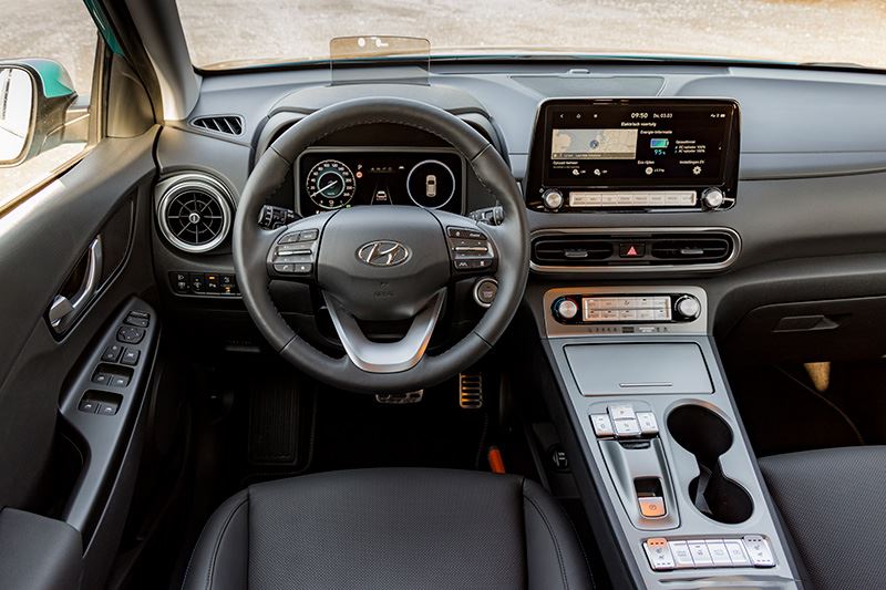 Autovisie over de vernieuwde Hyundai KONA Electric: ‘In de Hyundai is er niets wat stoort in het interieur’.
