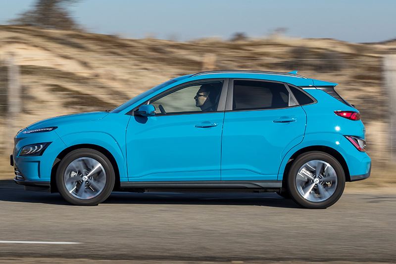 Autovisie over de vernieuwde Hyundai KONA Electric: ‘Met 204 pk en 395 Nm is hij bruut snel met een sprint van 7,3 seconden naar 100 km/u’.