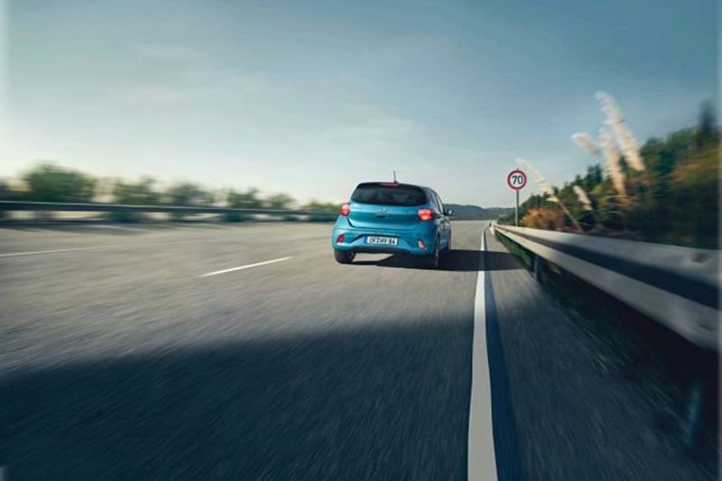 Kijk vooruit en anticipeer op tijd. Door minder te remmen bespaar je brandstof en ben je vlotter weer op snelheid.