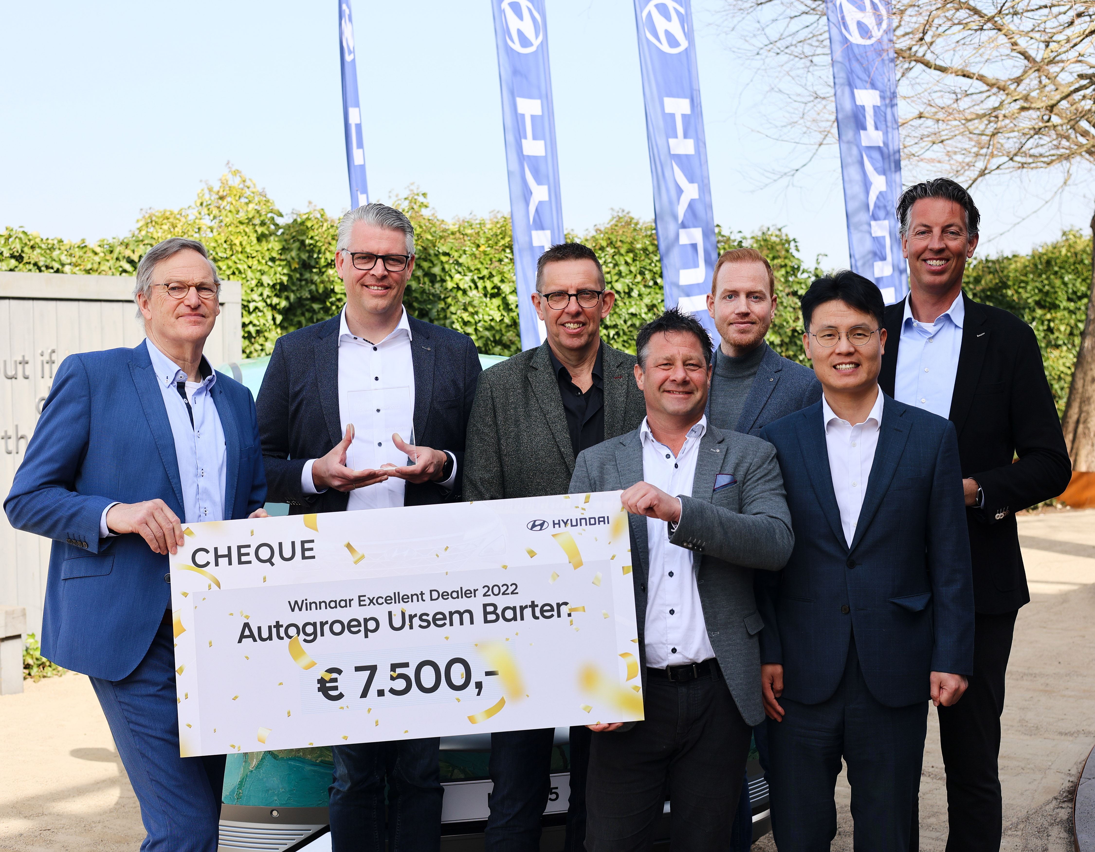 Foto Autogroep Ursem Barten (v.l.n.r.): Ton Geenjaar, Riepke Hollander, Jack Schuit, Sandor Peet, Lars Welbers, JP Lee en Pieter Ursem. Dirk Barten ontbreekt op de foto.