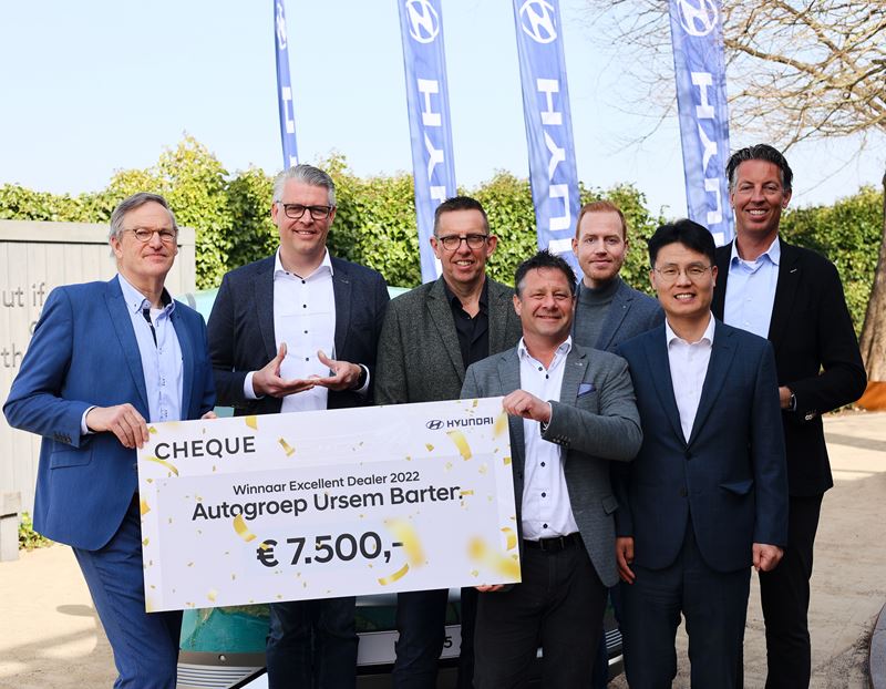 Foto Autogroep Ursem Barten (v.l.n.r.): Ton Geenjaar, Riepke Hollander, Jack Schuit, Sandor Peet, Lars Welbers, JP Lee en Pieter Ursem. Dirk Barten ontbreekt op de foto.
