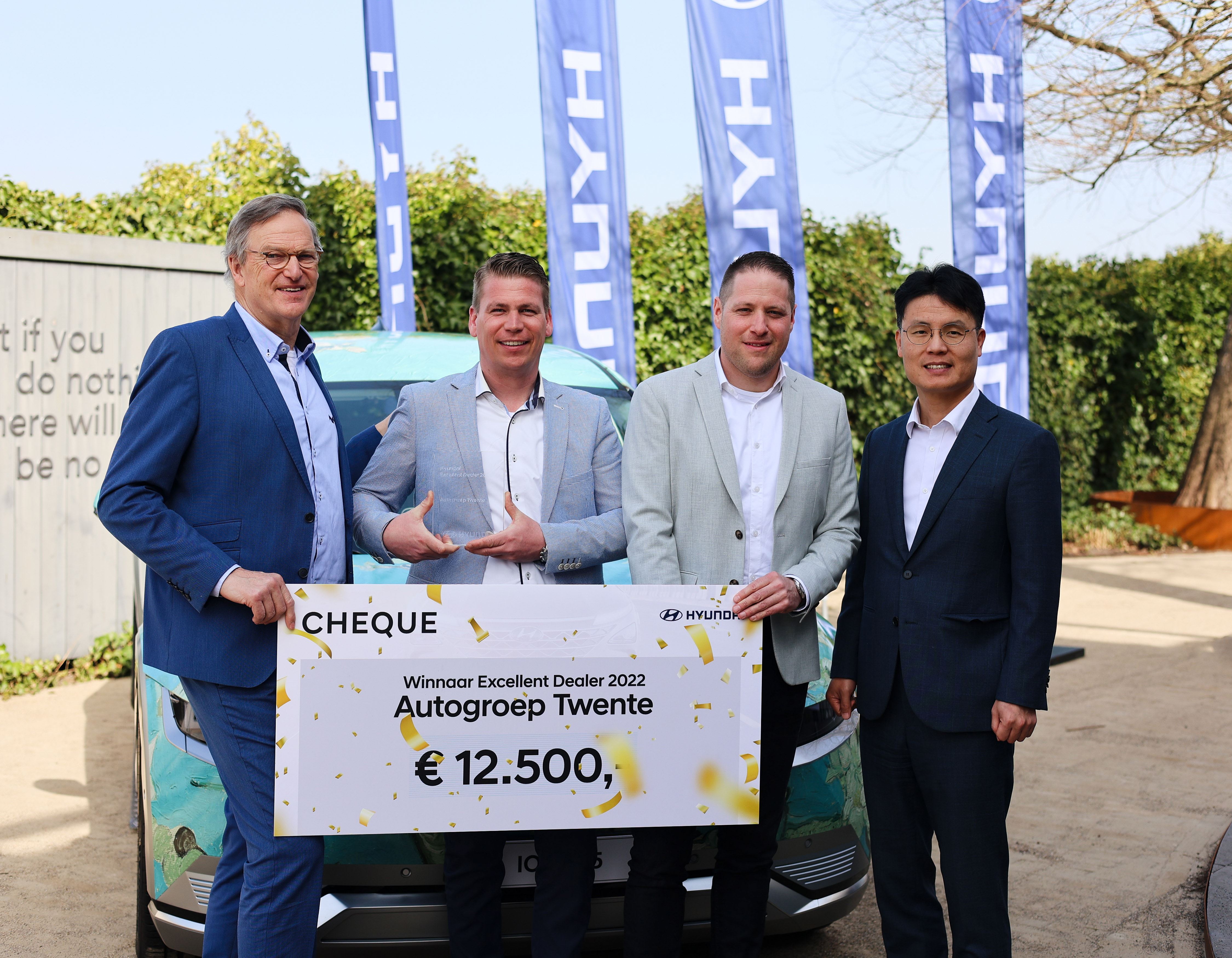 Foto Autogroep Twente (v.l.n.r.): Ton Geenjaar, Erwin Bolk, Jorrit Holtkamp en JP Lee. Gerben Lesscher ontbreekt op de foto.