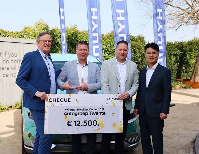 Foto Autogroep Twente (v.l.n.r.): Ton Geenjaar, Erwin Bolk, Jorrit Holtkamp en JP Lee. Gerben Lesscher ontbreekt op de foto.